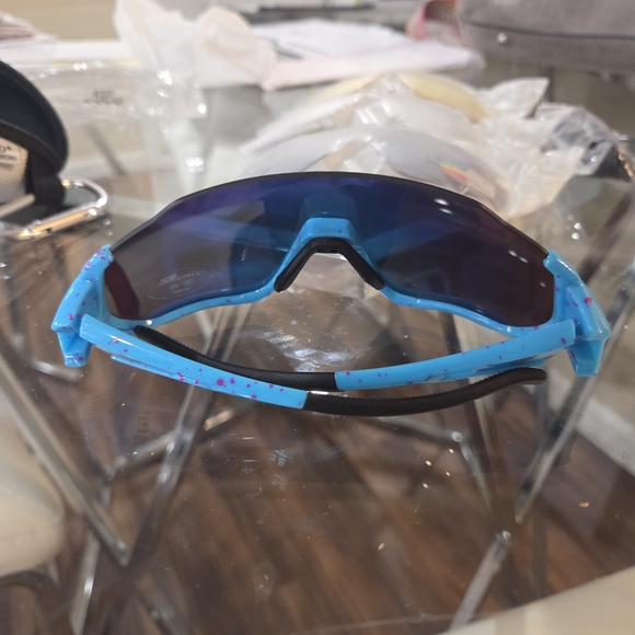 Stylish Blue and Gold Men's Sunglasses - Picture 2 of 6